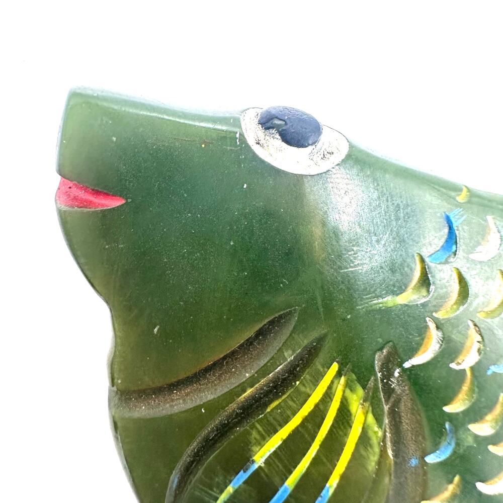 Antique vintage 1930s 1940s carved hand painted green Bakelite fish brooch - Picture 5 of 8